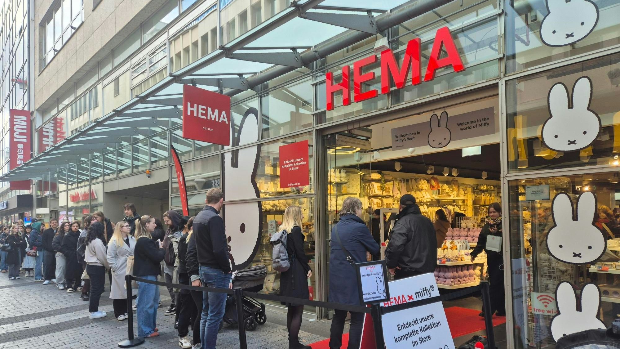 Am Freitagmorgen standen zahlreiche Menschen Schlange vor dem Pop-Up Store der holländische Handelskette Hema.