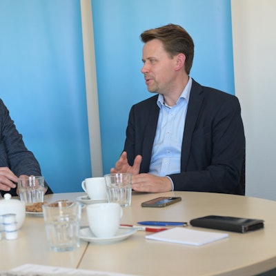 SPD-Landratskandidat Robert Winkels sitzt neben CDU-Landratskandidat Arne von Boetticher.