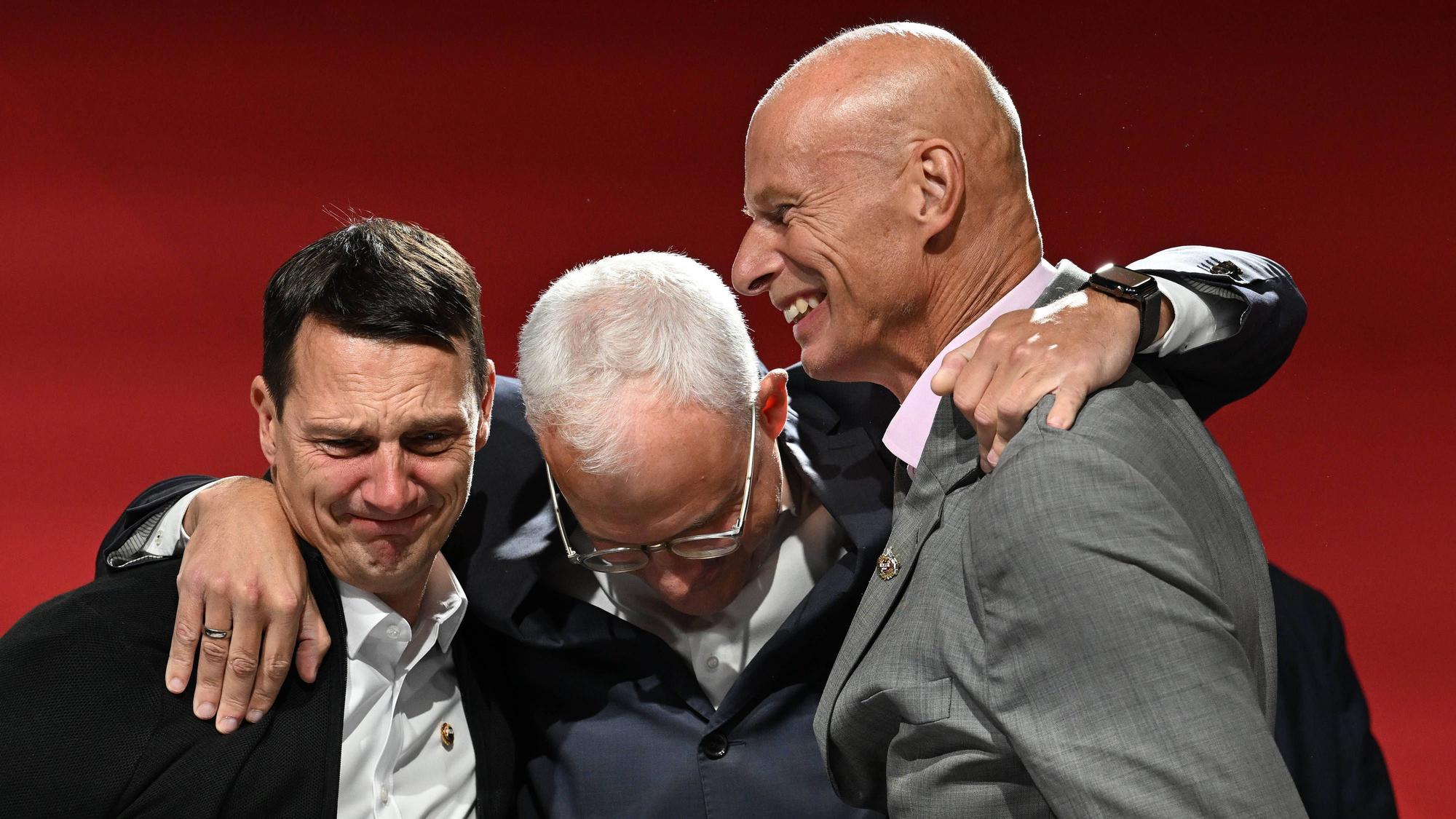 Sichtlich gerührt: Der neue Vorstand des 1. FC Köln um Jörn Stobbe, Jörg Alvermann und Ulf Sobek (v.r.).