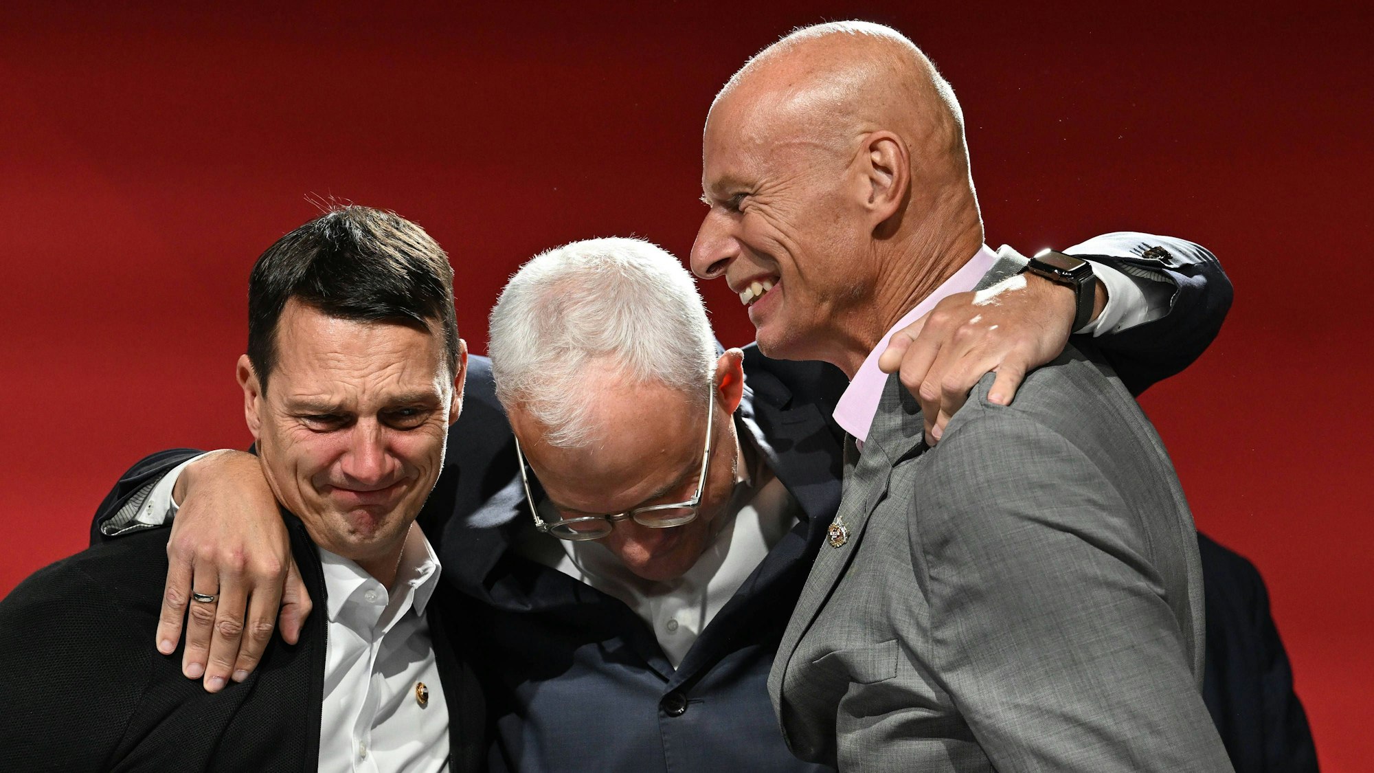 Sichtlich gerührt: Der neue Vorstand des 1. FC Köln um Jörn Stobbe, Jörg Alvermann und Ulf Sobek (v.r.).