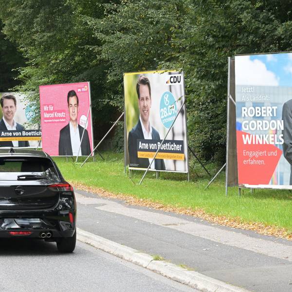 Wahlplakate zur Stichwahl der Kommunalwahl 2025 stehen an der Overather Straße in Bergisch Gladbach-Bensberg.