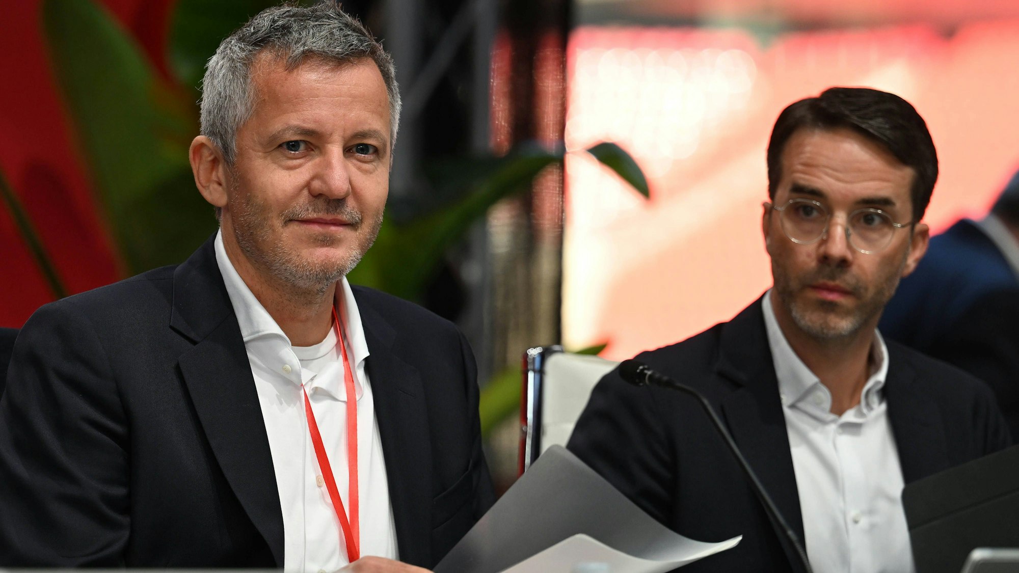 Geschäftsführer Finanzen Philipp Türoff (links) und Geschäftsführer Marketing Philipp Liesenfeld vom 1. FC Köln auf der Mitgliederversammlung.