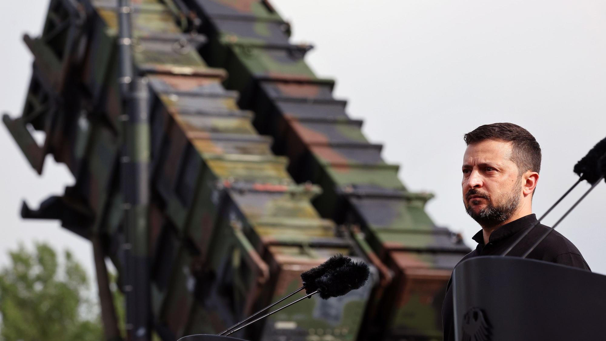 Wolodymyr Selenskyj, Präsident der Ukraine, steht bei seinem Besuch in Deutschland auf einem Truppenübungsplatz vor einem Flugabwehrraketensystem vom Typ Patriot. (Archivbild)