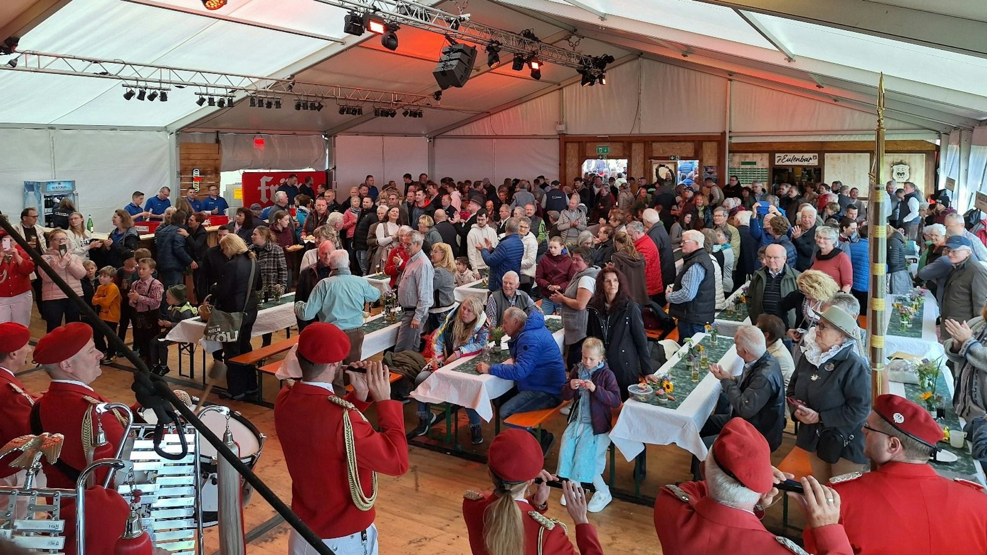 Menschen feiern in einem großen Zelt in Overath-Eulenthal.