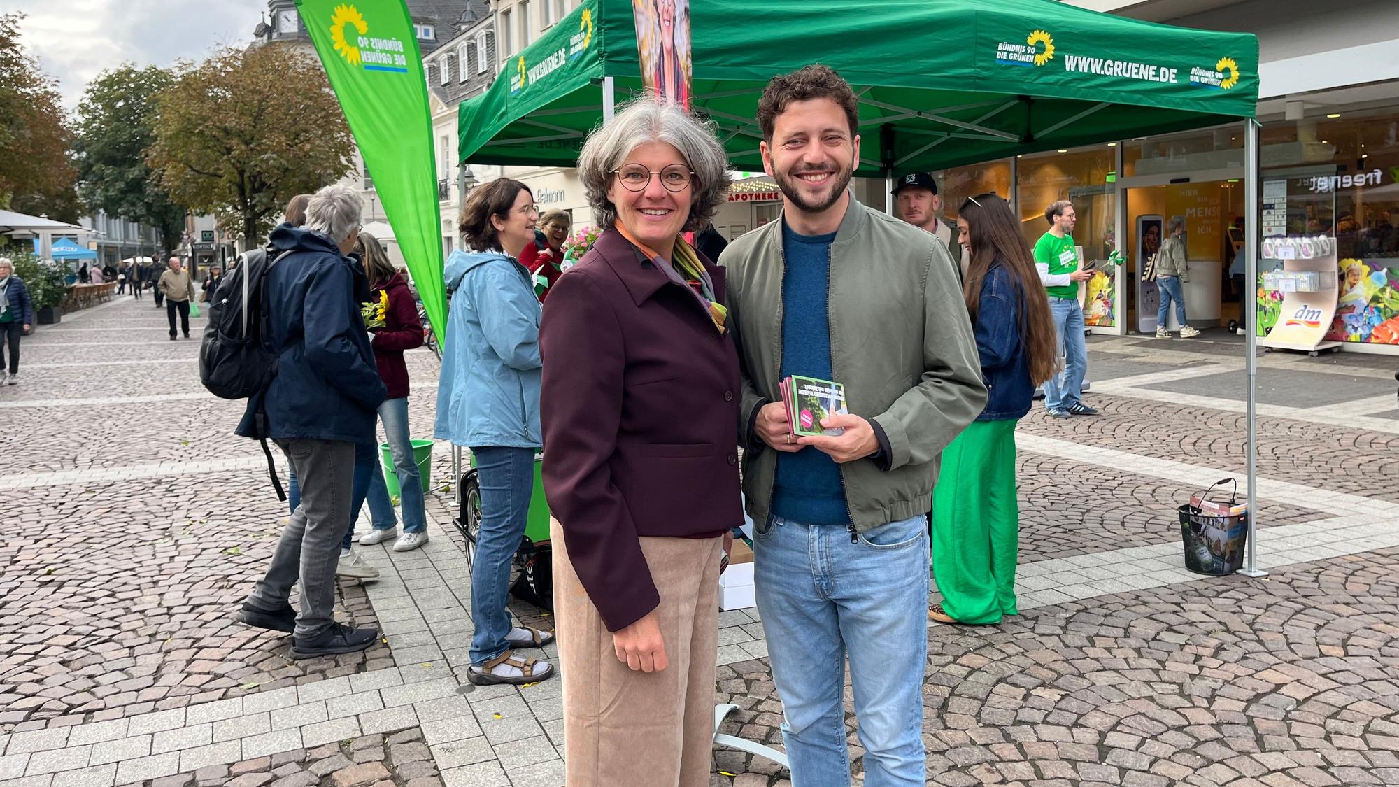 Simone Holderried erhält im Wahlkampf-Endspurt Unterstützung vom Bundesvorsitzenden der Grünen, Felix Banaszak.