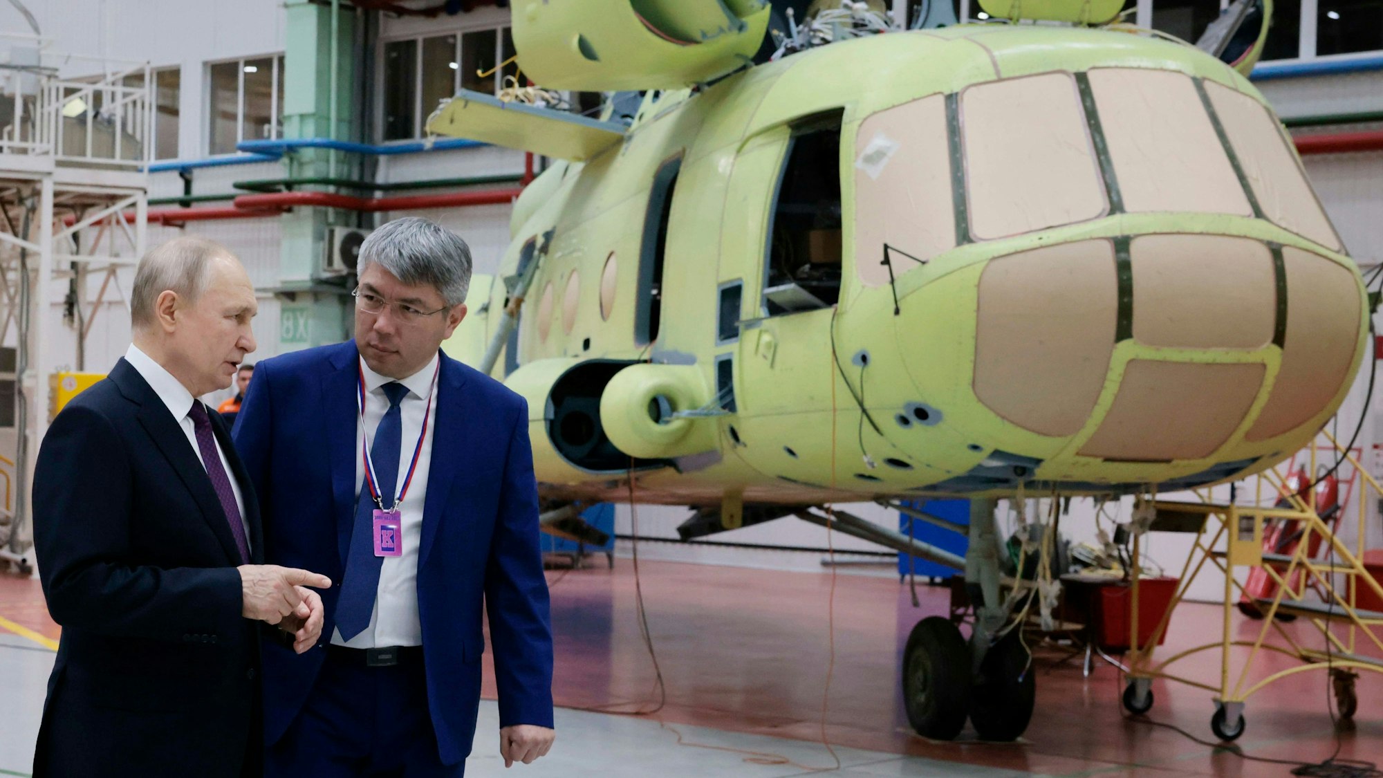 Wladimir Putin besichtigt in Begleitung des Leiters der Region Burjatien, Alexej Tsydenow, das Hubschrauberwerk Ulan-Ude, das zum russischen Hubschrauberhersteller Rostec gehört.