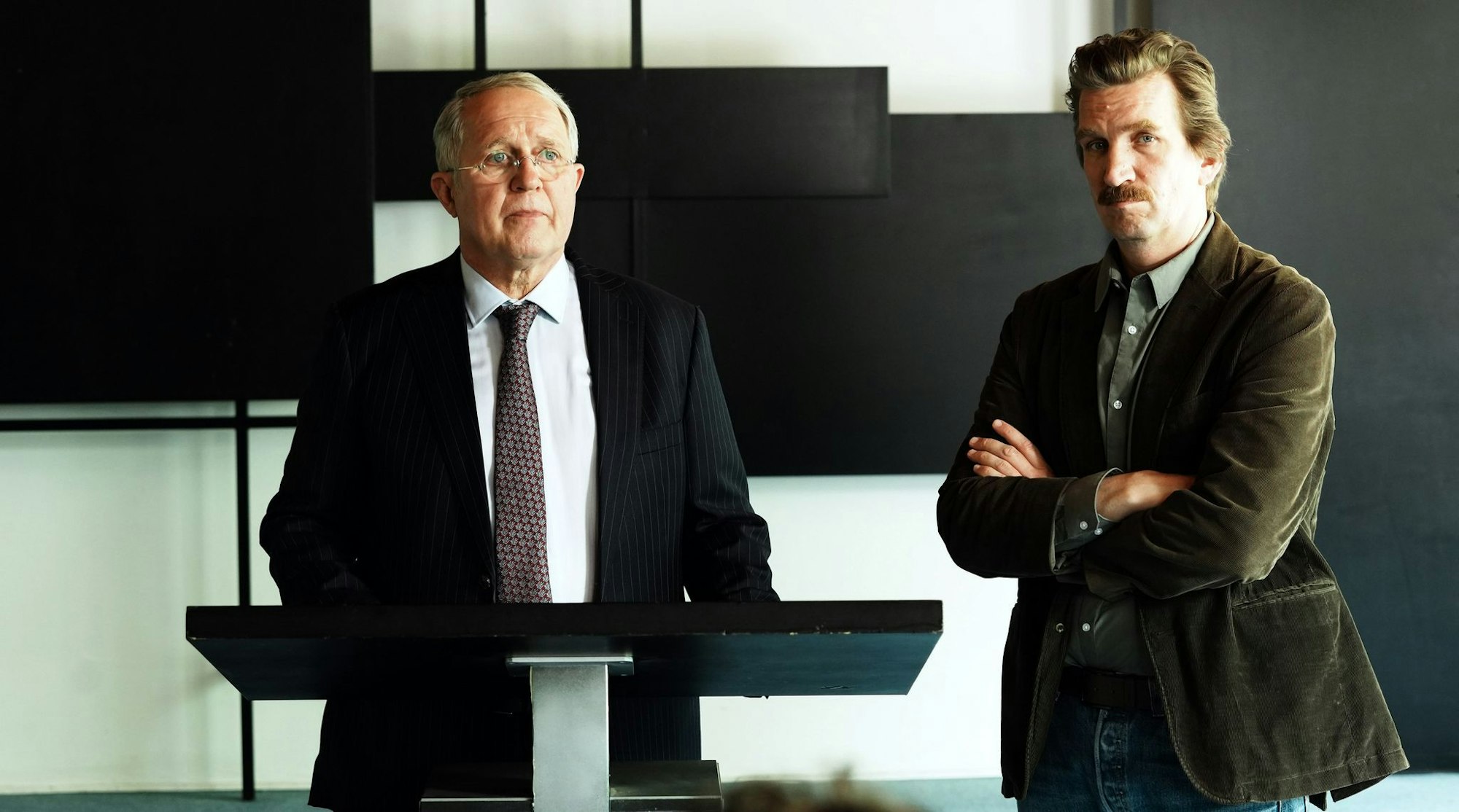 Der damals zuständige Staatsanwalt Gero Schmidt (Harald Krassnitzer, li.) und Ermittler Kai Matzen (Karsten Antonio Mielke, re.) informieren die Presse über den Fund der Leiche.