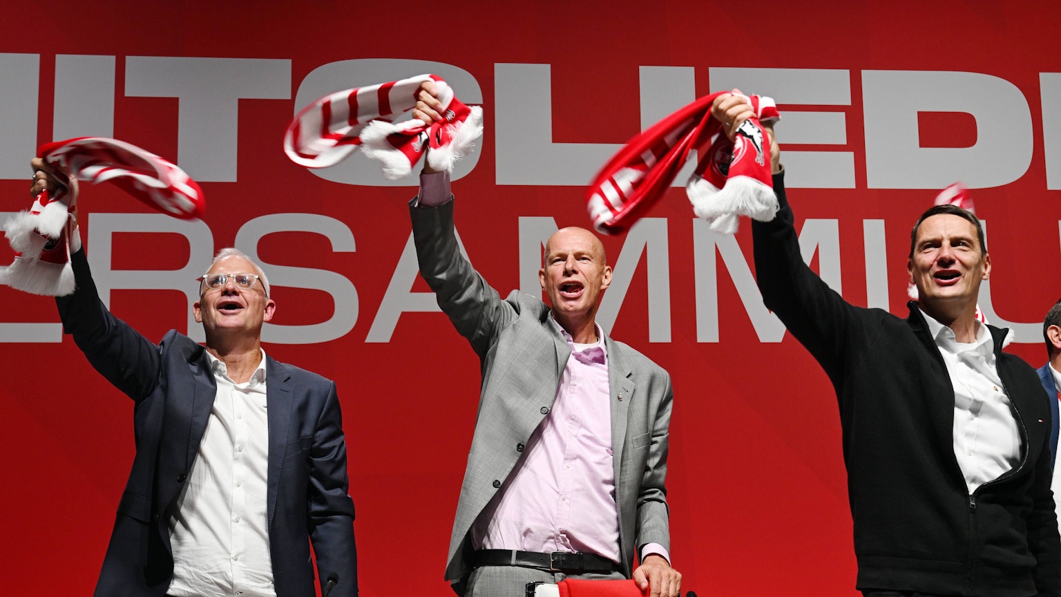 Der neue Präsident des 1 .FC Köln Jörn Stobbe (Mitte ) mit Jörg Alvermann (links) und Ulf Sobek (rechts).