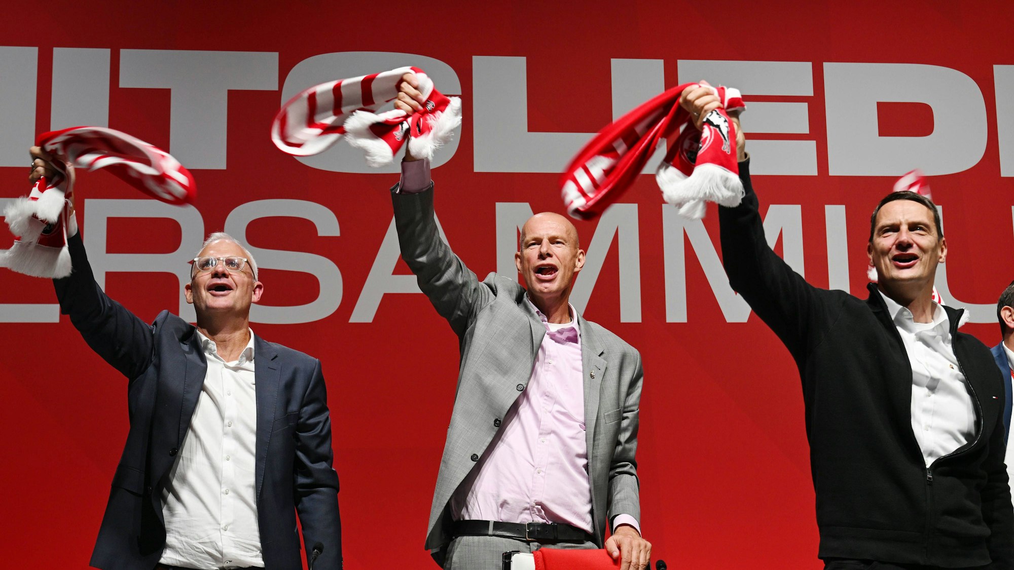 Der neue Präsident des 1 .FC Köln Jörn Stobbe (Mitte ) mit Jörg Alvermann (links) und Ulf Sobek (rechts).