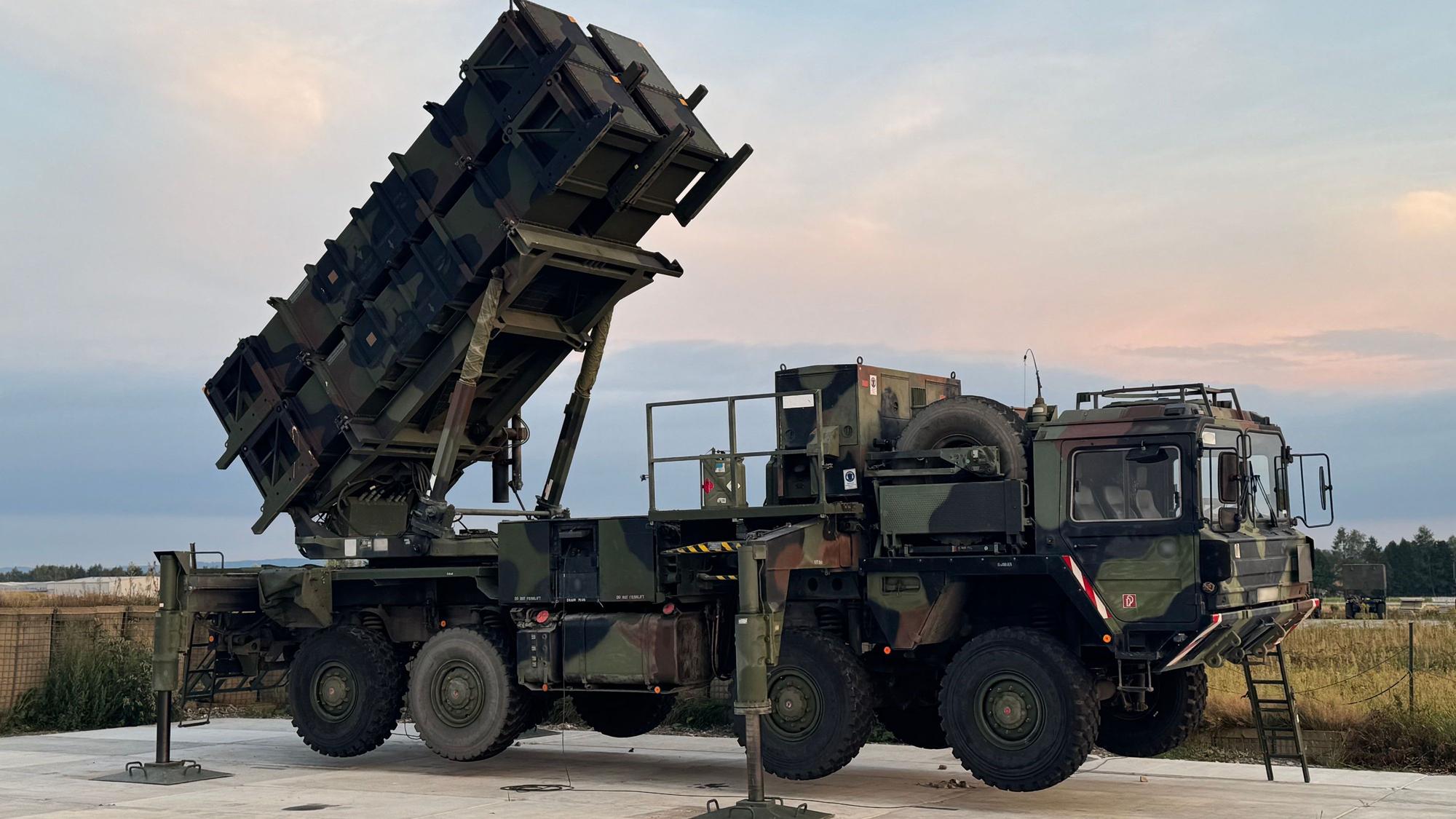01.09.2025, Polen, Rzeszow: Ein Patriot-Luftabwehrsystemen der Bundeswehr steht auf dem Flughafen. Foto: Michael Fischer/dpa - ACHTUNG: Schilder und Kennzeichen wurden gepixelt. +++ dpa-Bildfunk +++