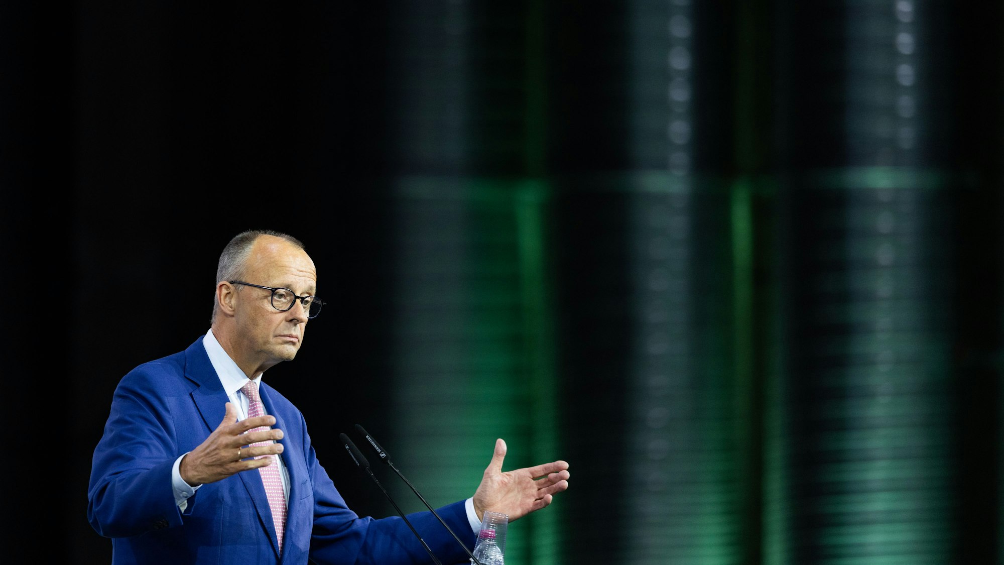 Bundeskanzler Friedrich Merz (CDU) spricht am Freitag (26. September) beim Mittelstandstag in der Motorworld in Köln.