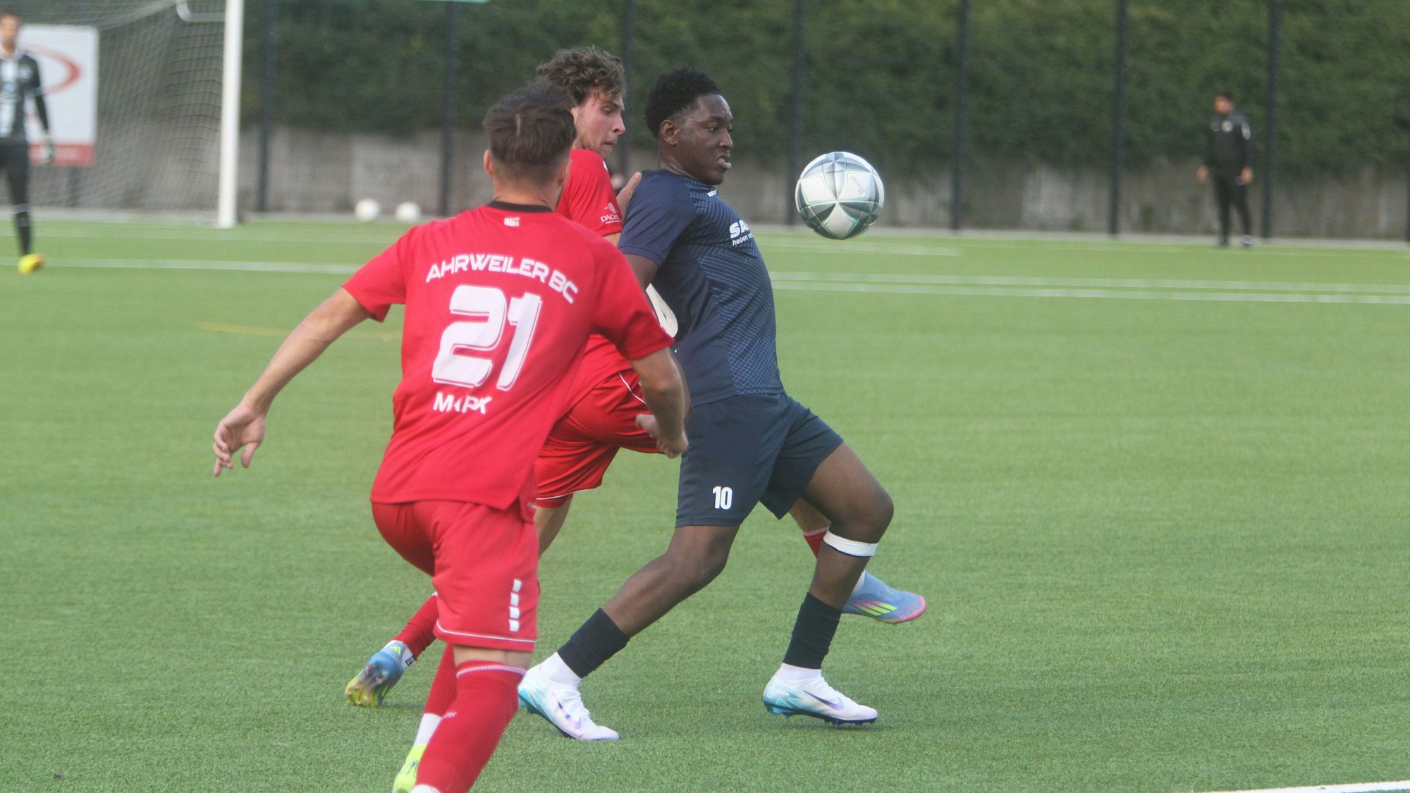 Mit einem frühen Treffer brachte Michael Ojesanmi (rechts) den SSV 04 auf die Siegerstraße.