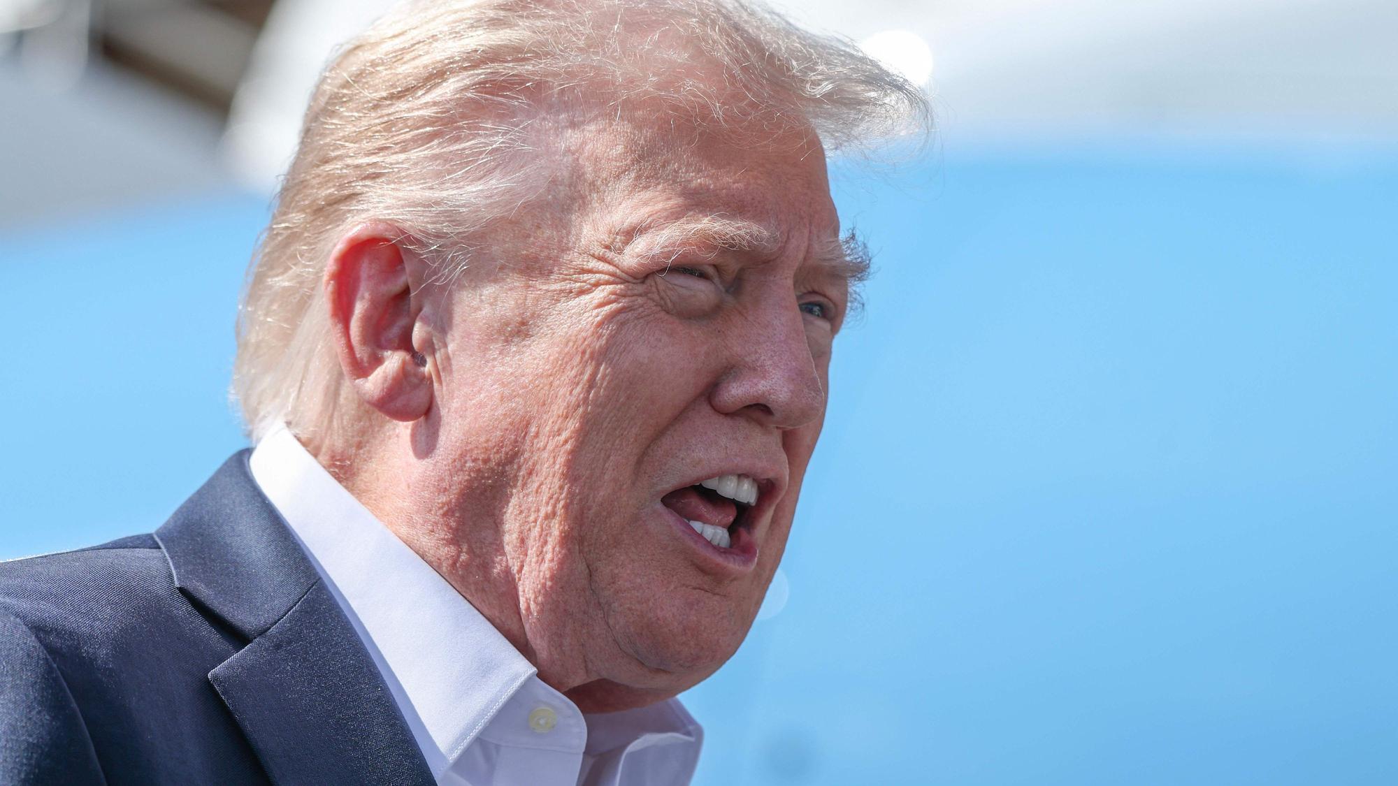 US-Präsident Donald Trump spricht mit Medienleuten an der Air Force One. (Archvibild)