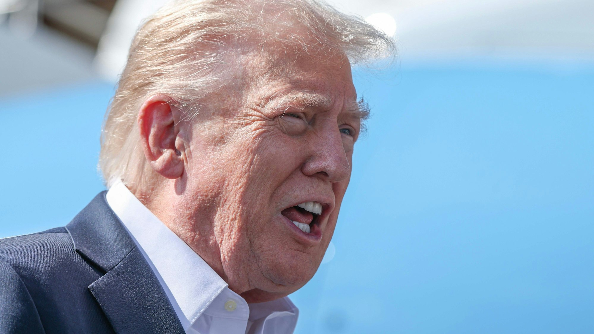 US-Präsident Donald Trump spricht mit Medienleuten an der Air Force One. (Archvibild)