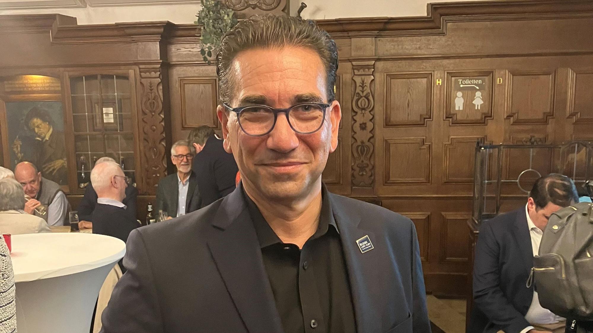 CDU-Kandidat Guido Déus bei der Wahlpartei seiner Partei im Traditionslokal Em Höttche.