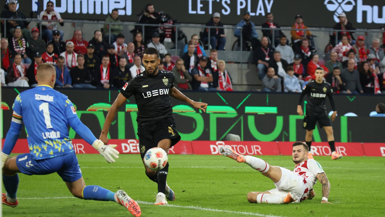 Die Entscheidung: Josha Vagnoman ist Tom Krauß entwischt und überwindet Marvin Schwäbe.