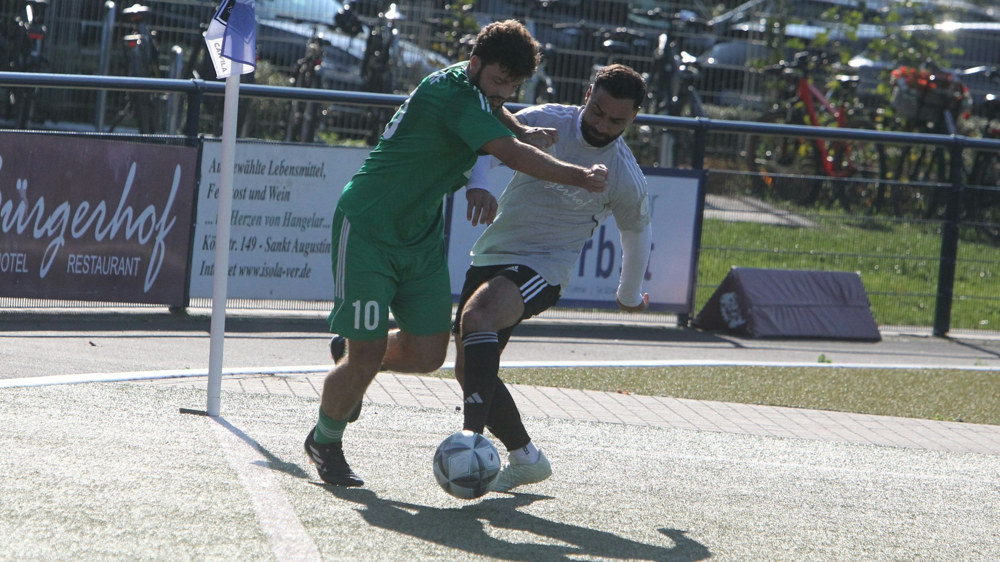 Buisdorfs Julius Hübgen (l.) gegen Hangelars Ahmad Momand.