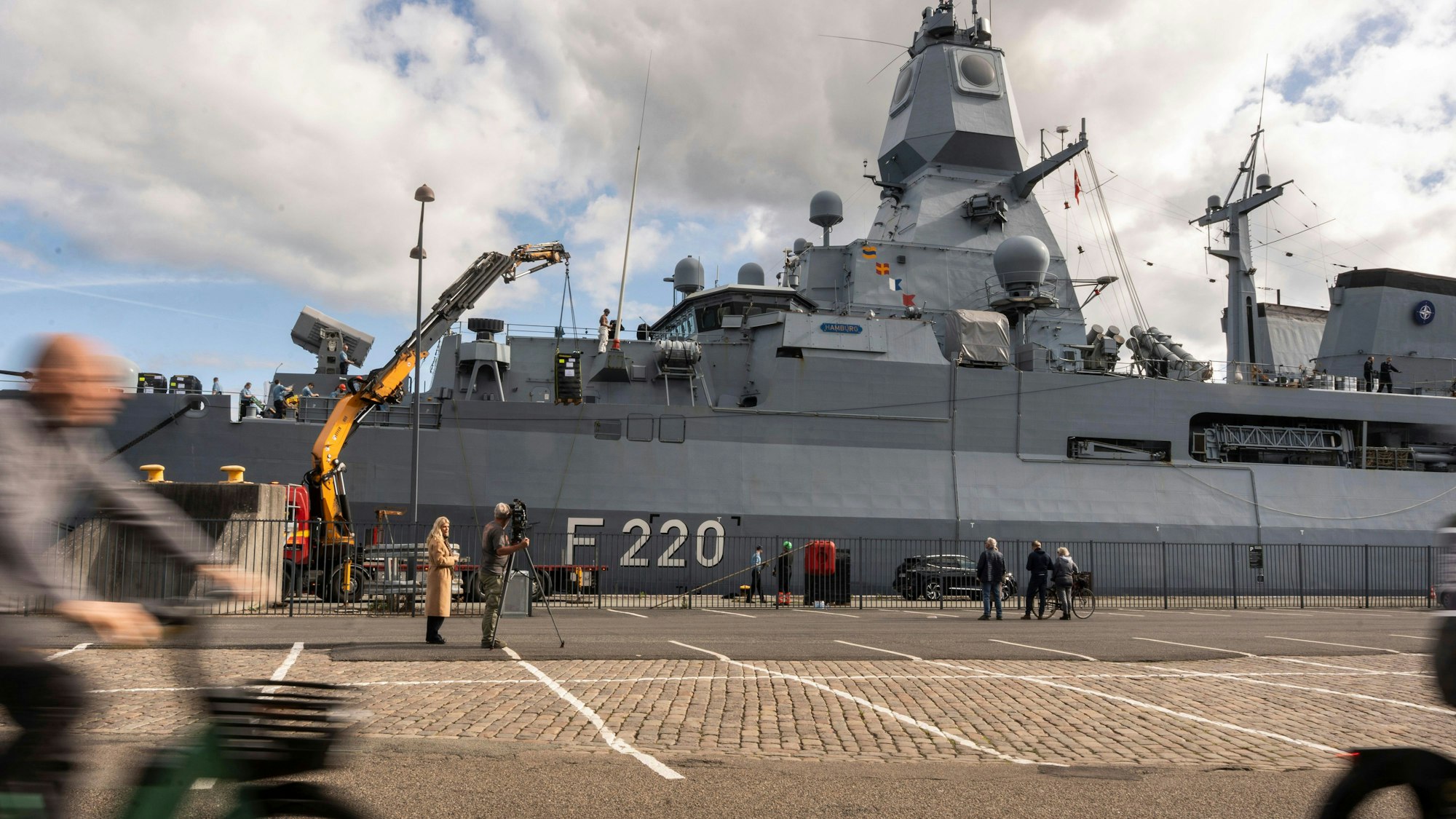 Die Fregatte Hamburg liegt im Hafen von Kopenhagen. Kräfte der Bundeswehr sollen die dänischen Behörden nach mehreren Drohnensichtungen über Flughäfen und Militäreinrichtungen schützen.