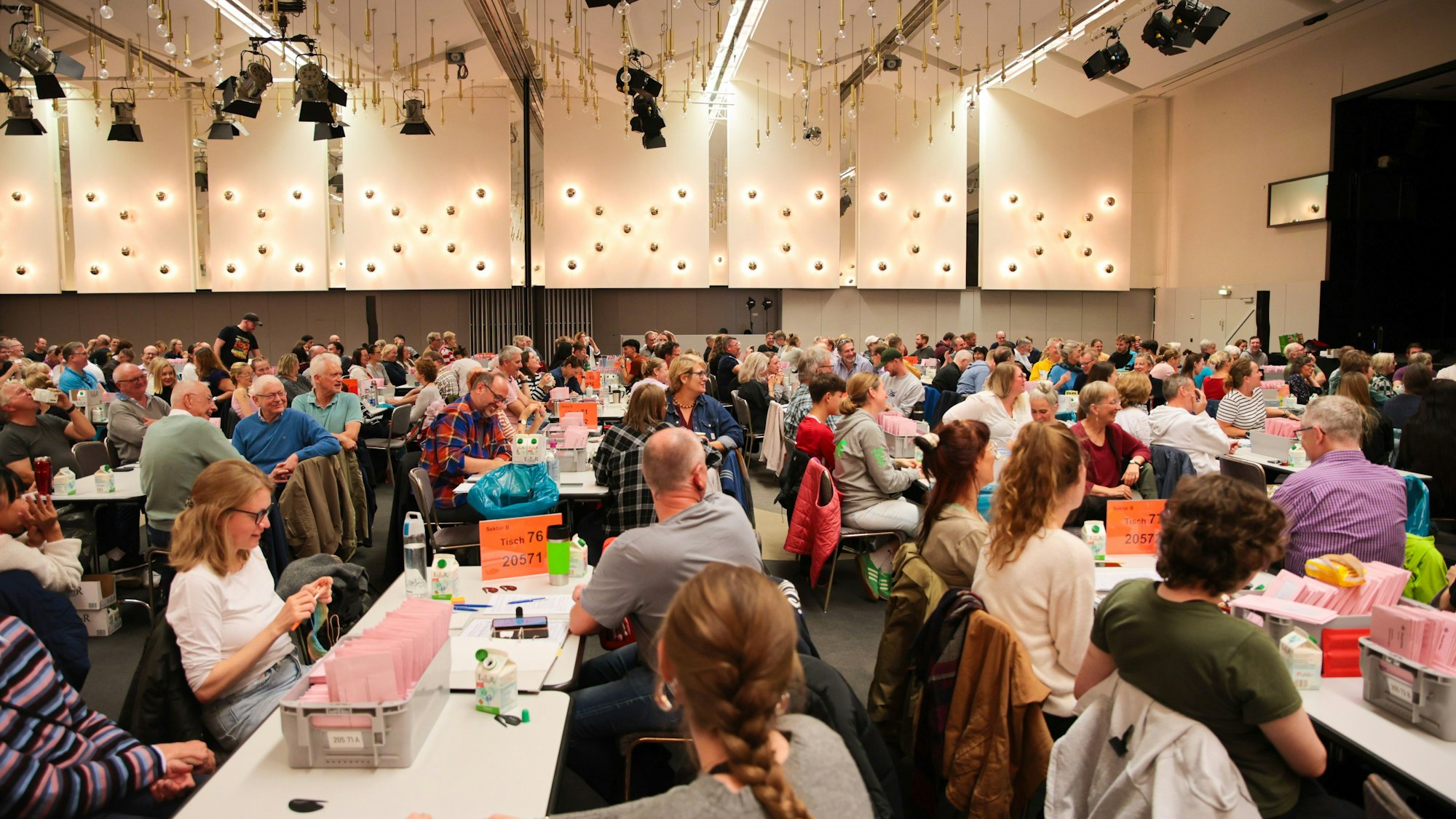 Im Kölner Briefwahlzentrum in der Köln Messe werden seit 18 Uhr fleißig Wahlzettel ausgewertet.
