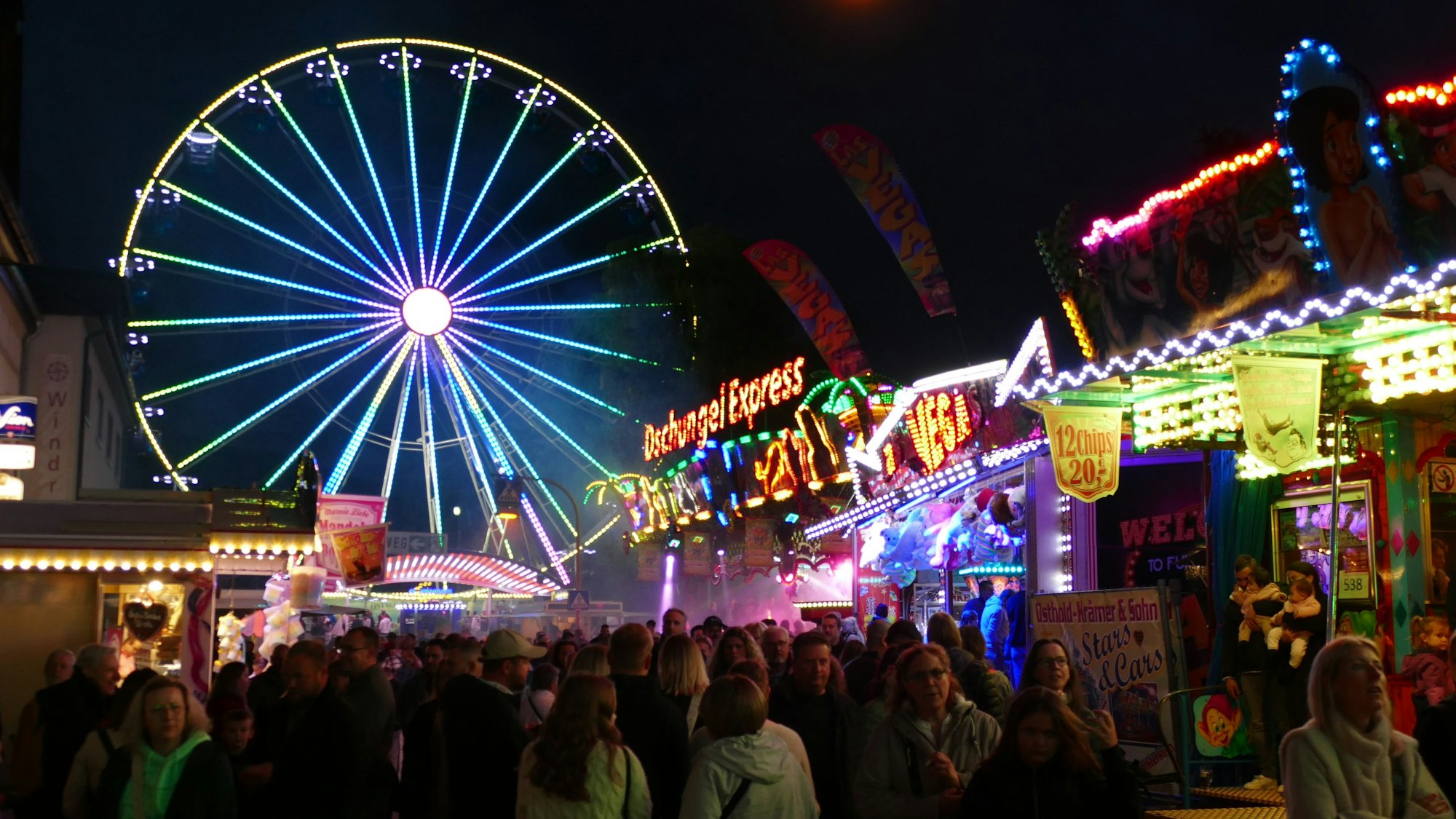 Die Eitorfer Kirmes erstrahlt am Abend in hellen Farben.