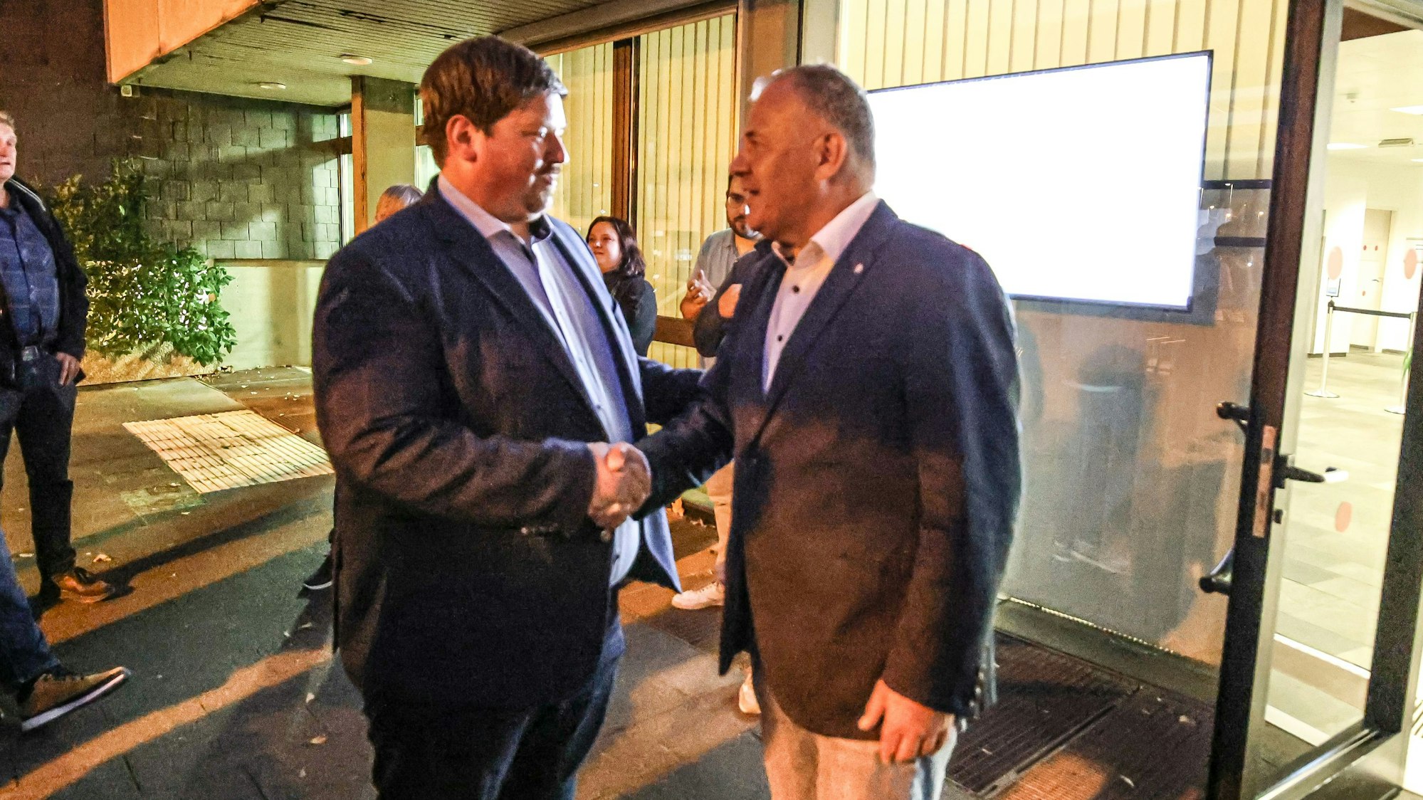 Der Amtsinhaber Frank Steffes (r.) gratuliert Wahlsieger Maurice Winter.
