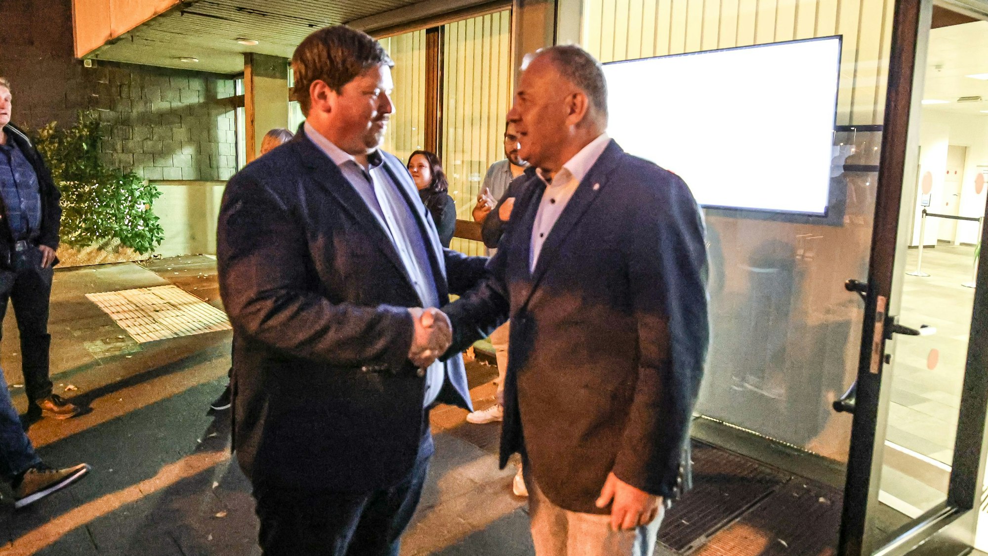 Der Amtsinhaber Frank Steffes (r.) gratuliert Wahlsieger Maurice Winter.