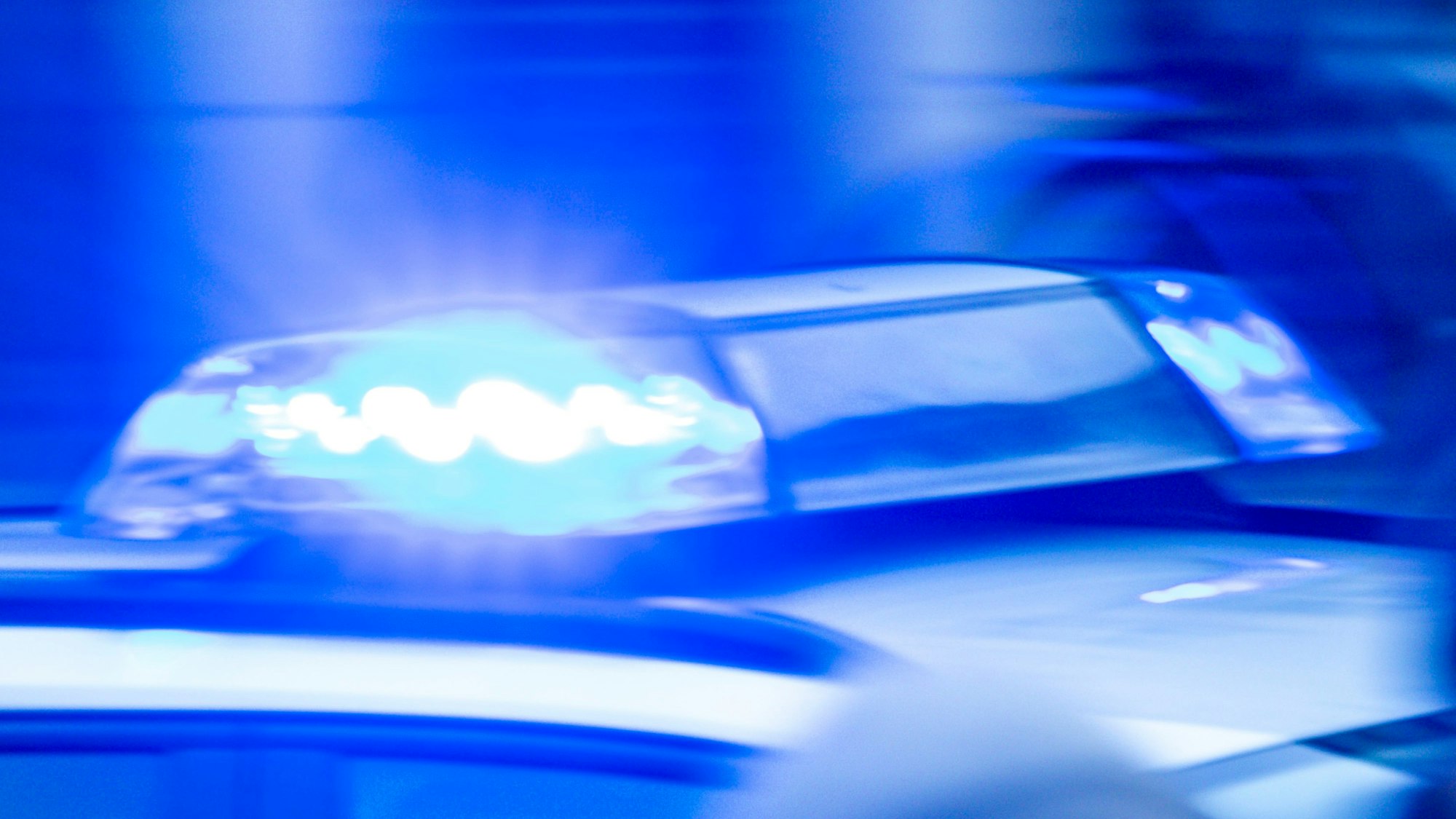 Ein Streifenwagen der Polizei ist mit Blaulicht im Einsatz. (Symbolbild)