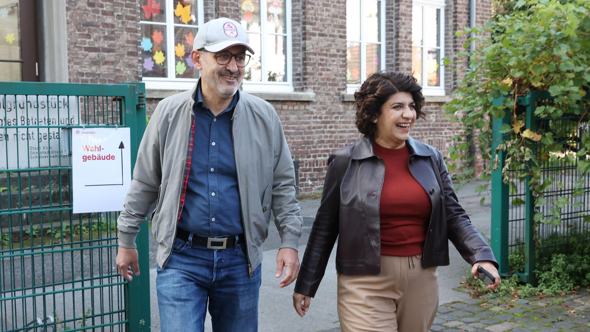 Das Bild zeigt Oberbürgmeisterkandidatin Berîvan Aymaz mit ihrem Bruder Dr. Serhat Aymaz bei der Stimmabgabe zur OB-Stichwahl in Brück. Foto: Martina Goyert