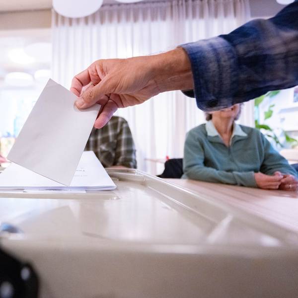 Bonn: Ein Wähler wirft bei der Stichwahl in Bonn seinen Stimmzettel in die Wahlurne.