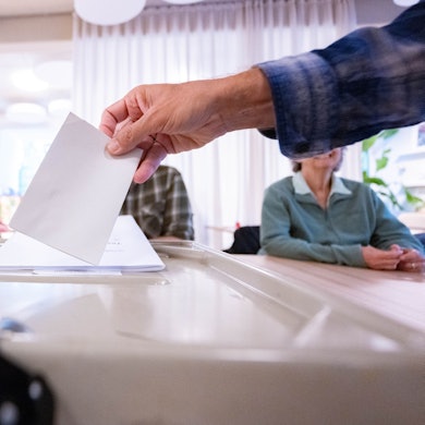 Bonn: Ein Wähler wirft bei der Stichwahl in Bonn seinen Stimmzettel in die Wahlurne.
