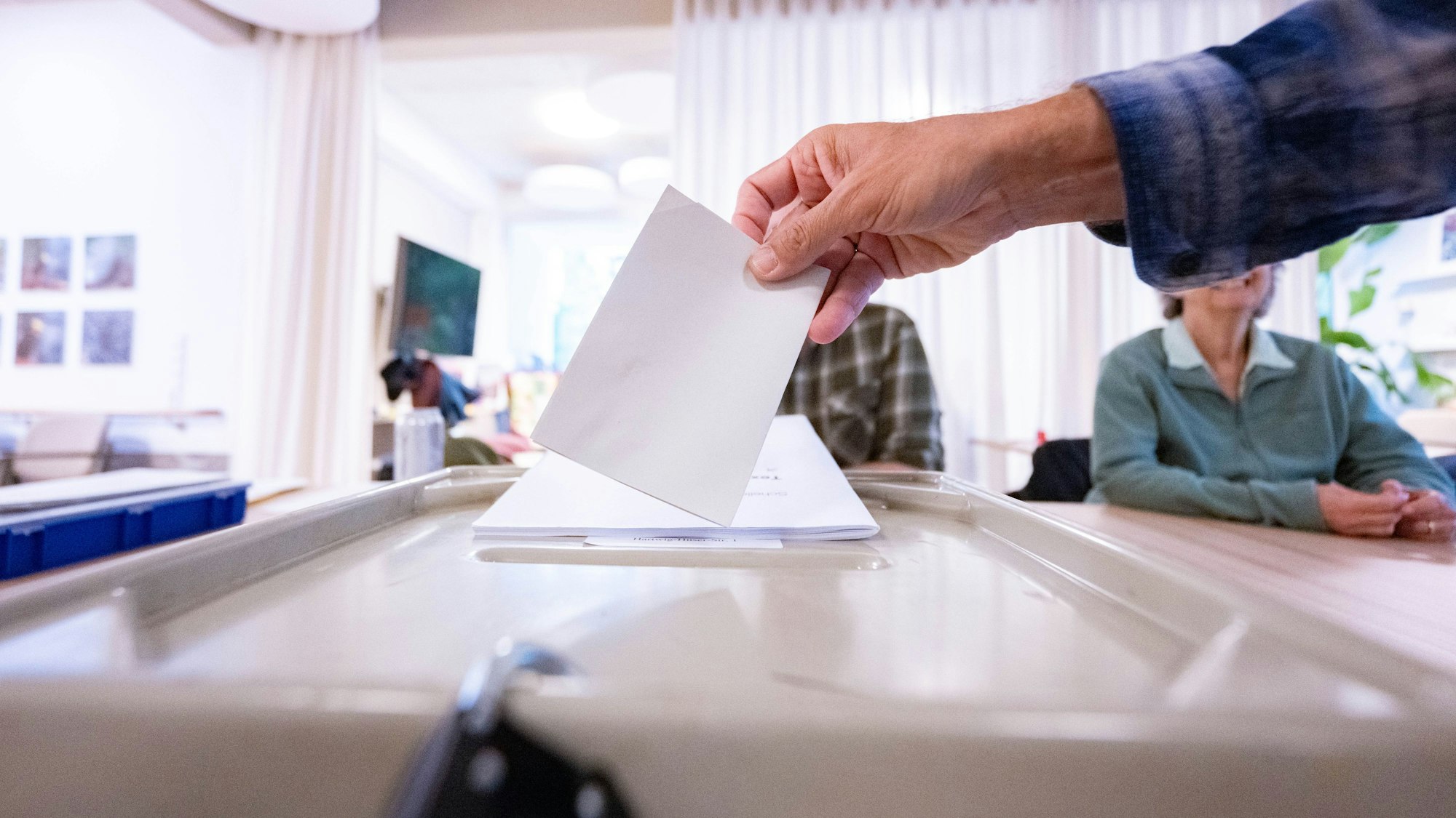 Bonn: Ein Wähler wirft bei der Stichwahl in Bonn seinen Stimmzettel in die Wahlurne.