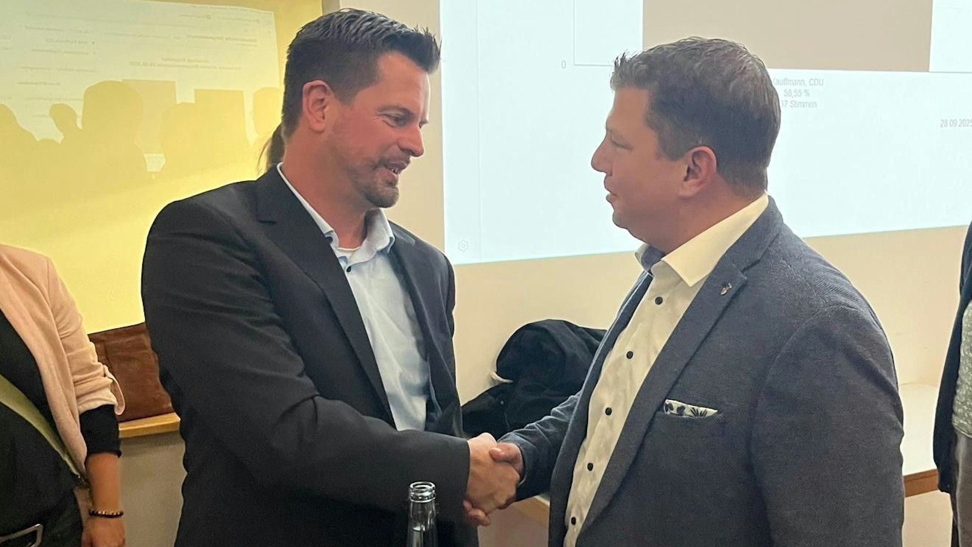 Jan Gutowski nimmt die Glückwünsche von seinem Gegenkandidaten René Kauffmann entgegen.