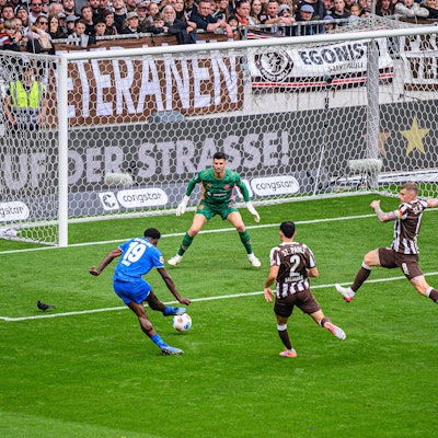 Rein ins Glück: Leverkusens Ernest Poku (in Blau) war nicht mal zwei Minuten auf dem Platz, als er hier zum 2:1 gegen St. Pauli traf.