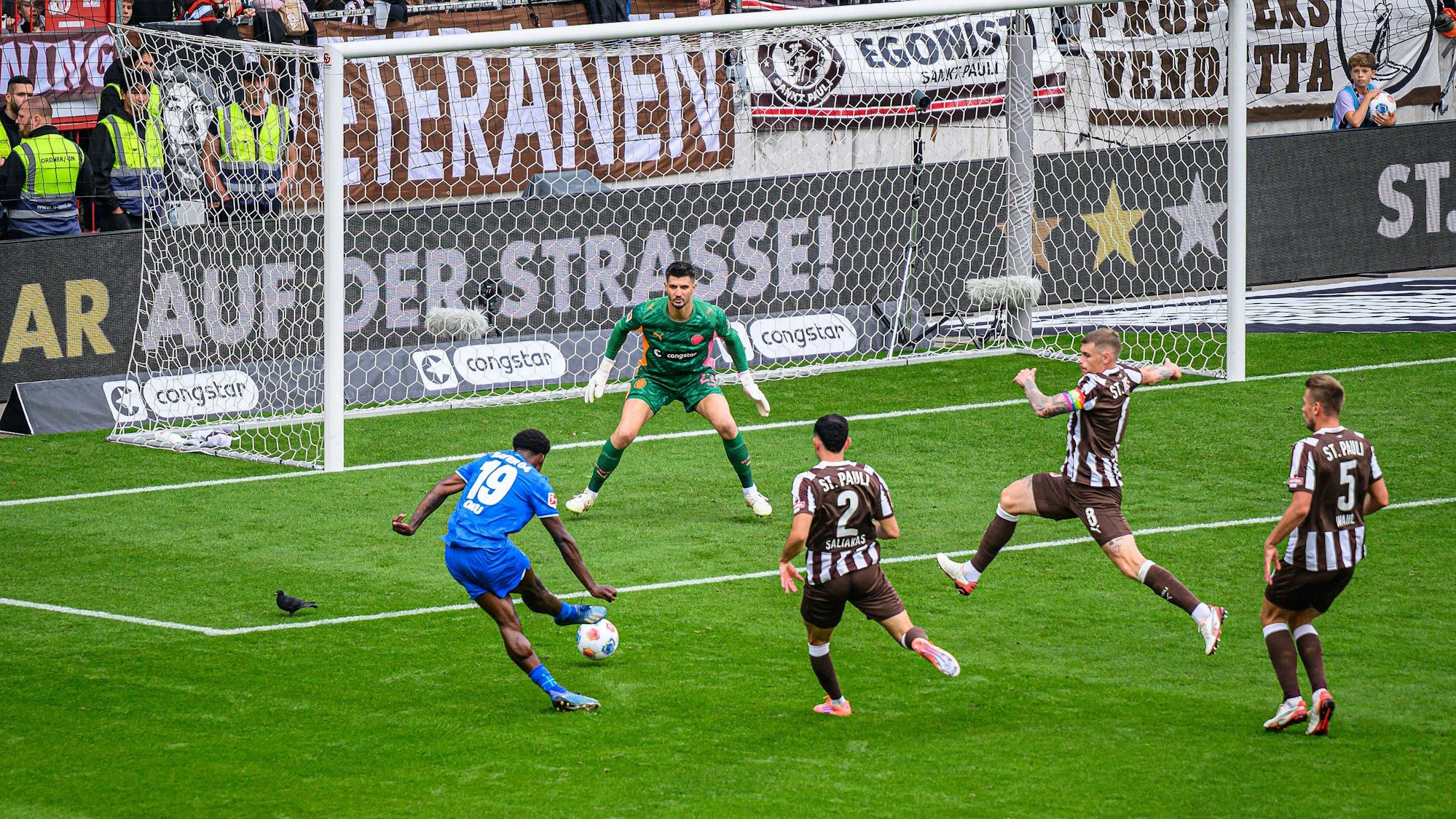 Rein ins Glück: Leverkusens Ernest Poku (in Blau) war nicht mal zwei Minuten auf dem Platz, als er hier zum 2:1 gegen St. Pauli traf.