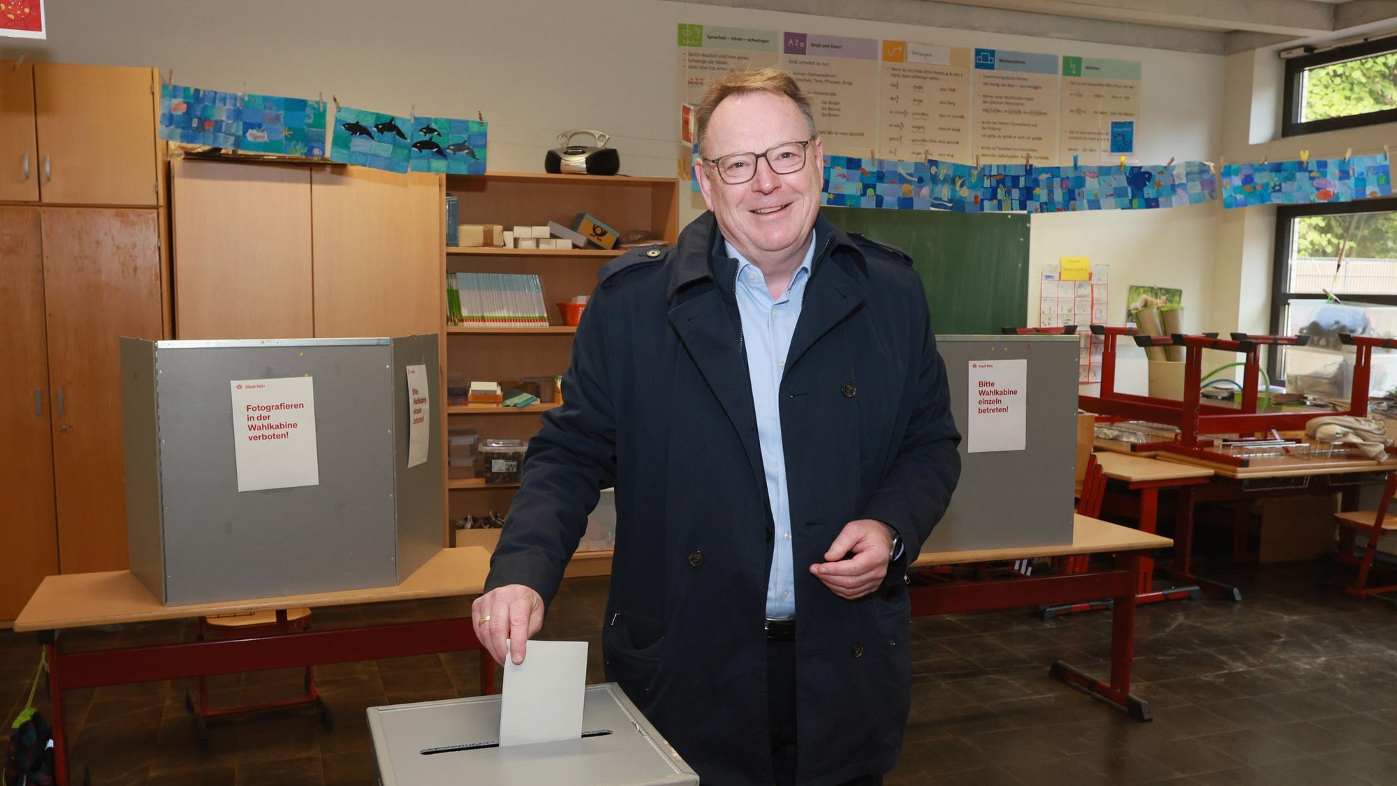 Das Bild zeigt SPD Bürgermeister-Kandidat Torsten Burmester bei der Stimmabgabe zur Stichwahl um das Oberbürgermeisteramt in Köln. Foto: Herbert Bucco