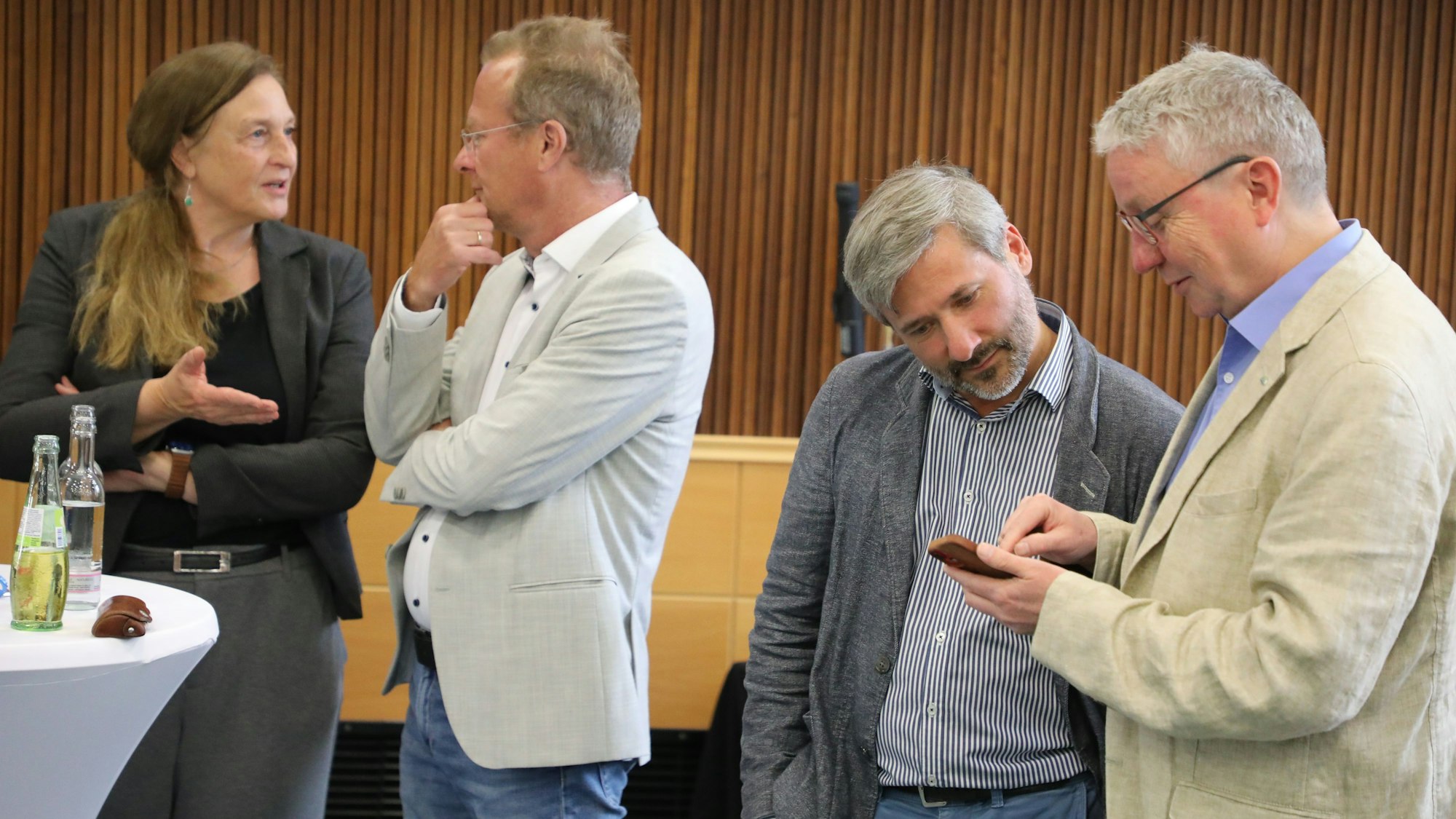 Grünen-Politiker sprechen am Stichwahl-Abend (28.9.2025) im Kreishaus des Rheinisch-Bergischen Kreises miteinander.