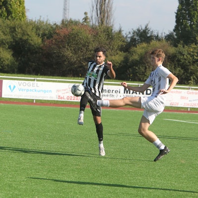 Mondorfs Haytam Bouskouchi (l.) kommt hier gegen seinen Schlebuscher Gegenspieler einen Schritt zu spät.