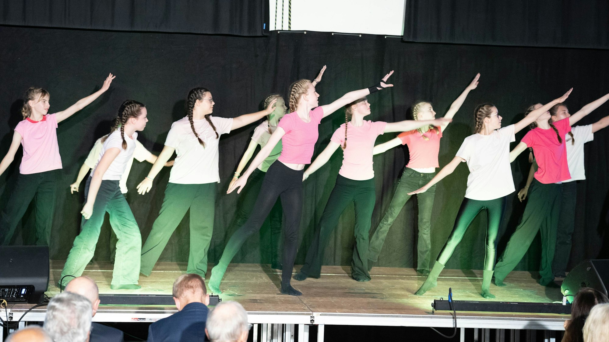 Schülerinnen der Tanz-AG des St.-Michael-Gymnasiums in Bad Münstereifel tanzen auf einer Bühne.