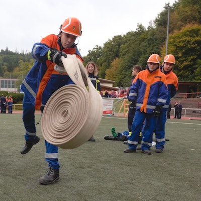 Der Feuerwehrnachwuchs in Aktion auf der Lochwiese in Gummersbach.
