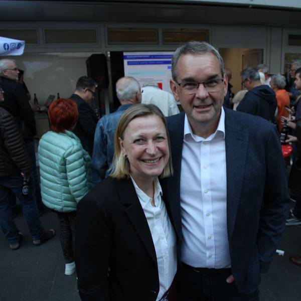 Der alte und neue Bürgermeister Stefan Rosemann und Ehefrau Ulrike freuen sich über die erfolgreiche Stichwahl in Siegburg