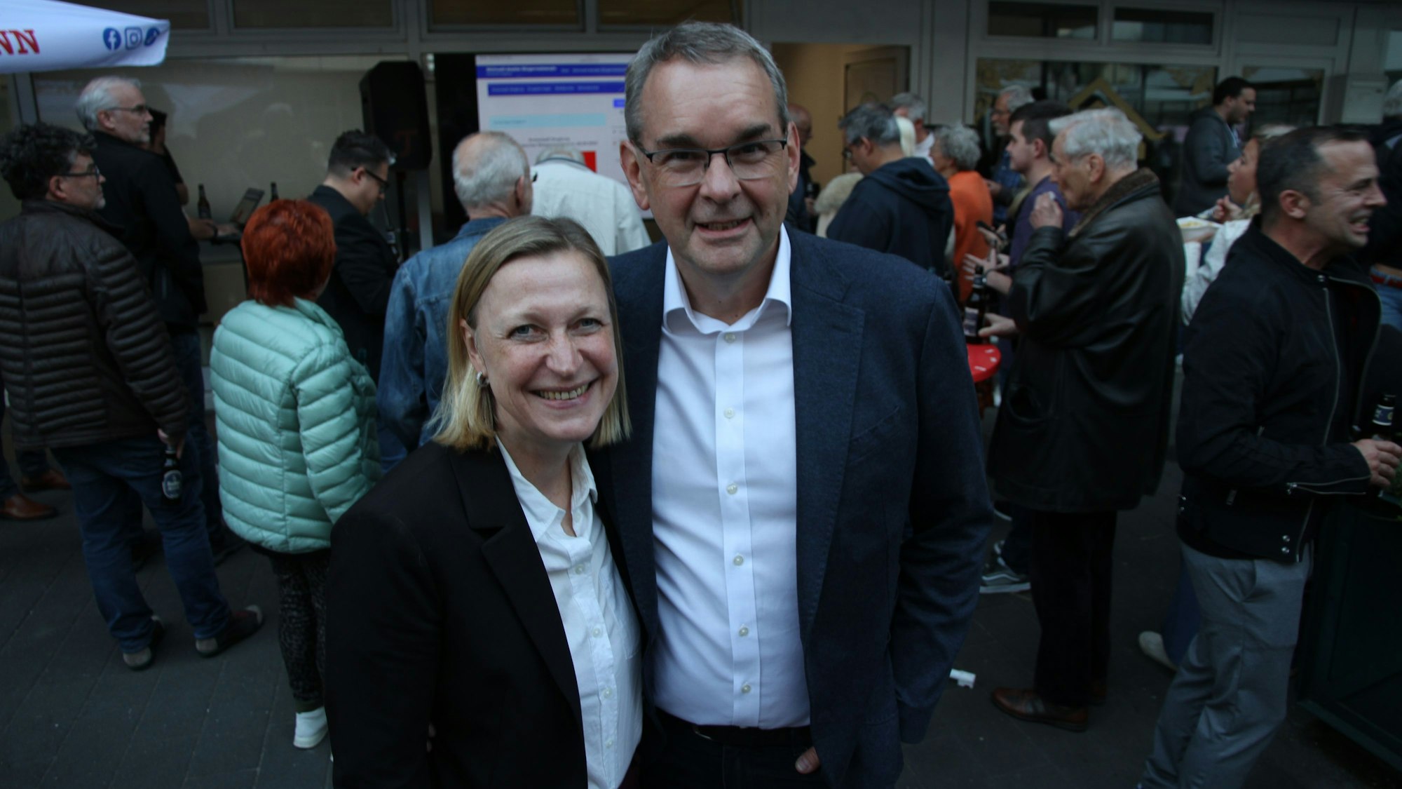 Der alte und neue Bürgermeister Stefan Rosemann und Ehefrau Ulrike freuen sich über die erfolgreiche Stichwahl in Siegburg