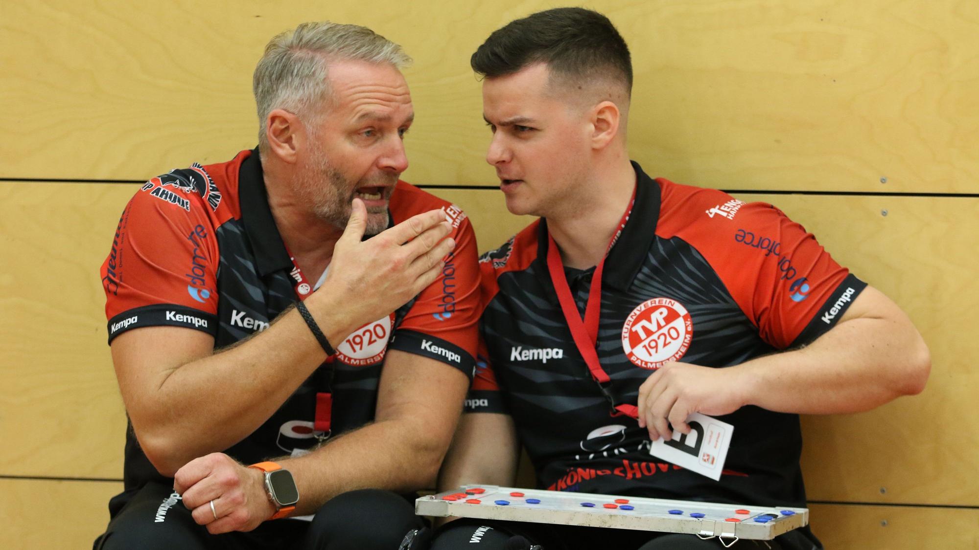 Das Bild zeigt das Trainerduo des TV Palmersheim im Gespräch.