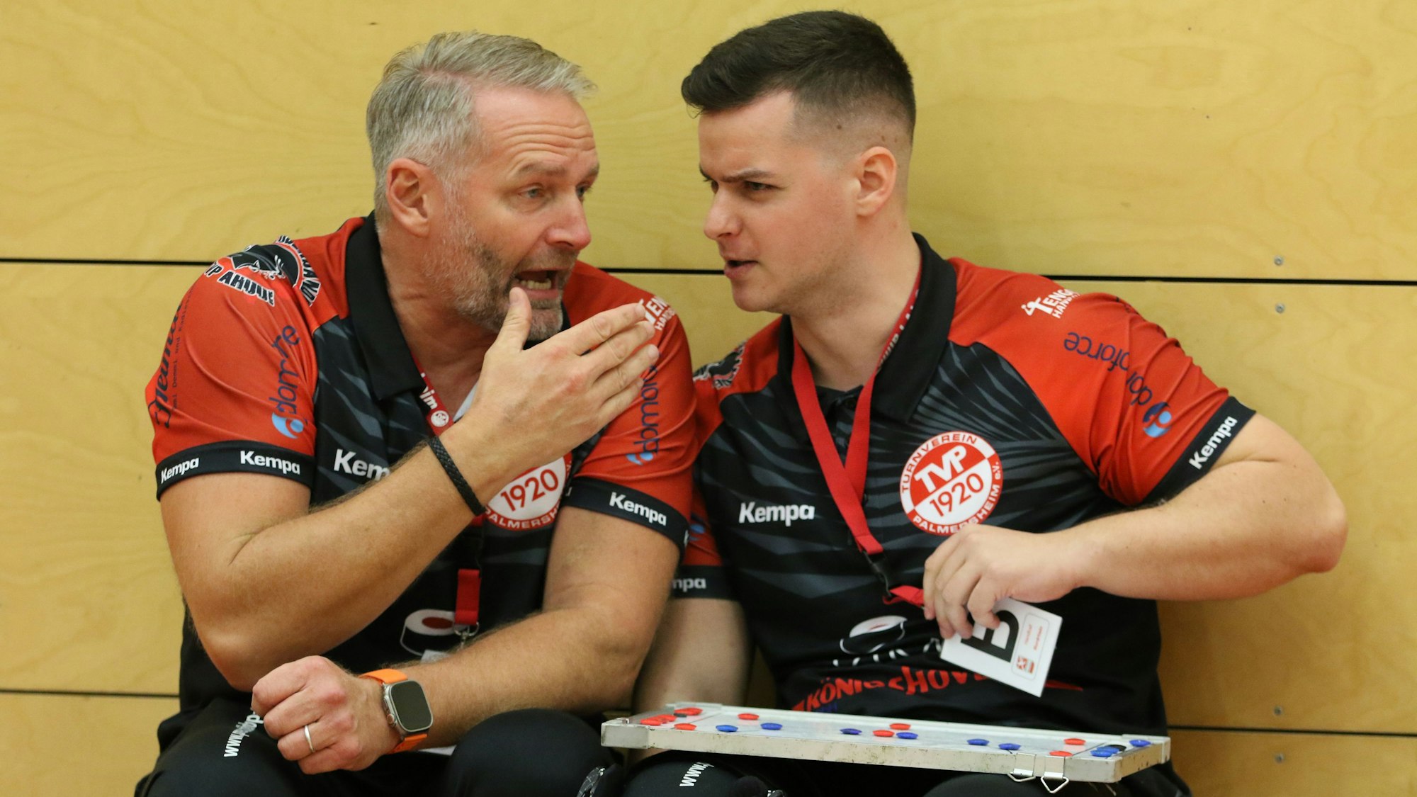 Das Bild zeigt das Trainerduo des TV Palmersheim im Gespräch.