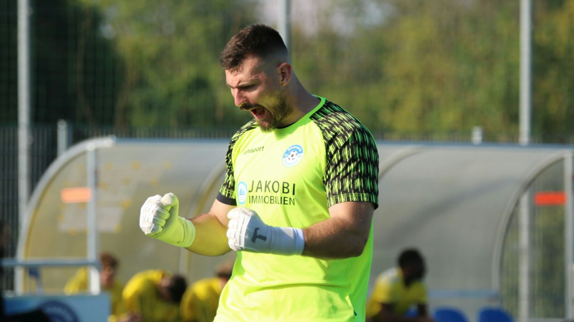 Das Bild zeigt den Schlussmann, der beide Fäuste ballt.