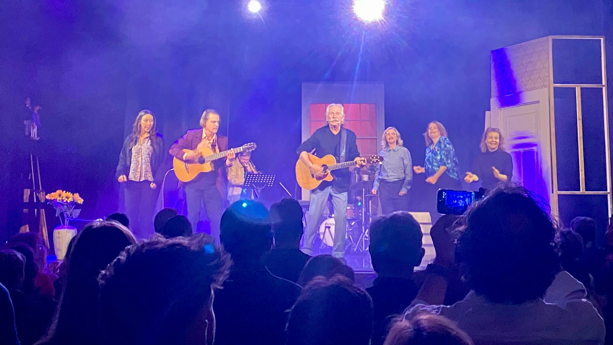 Zum Abschluss sang Henning Krautmacher (Mitte) mit (v.l.:) Darja Mahotkin, Laurenz Leky, René Michaelsen (hinten), Susanne Pätzold, Nicole Kersten und Annette Frier seinen neuen Song „Der wor do“.