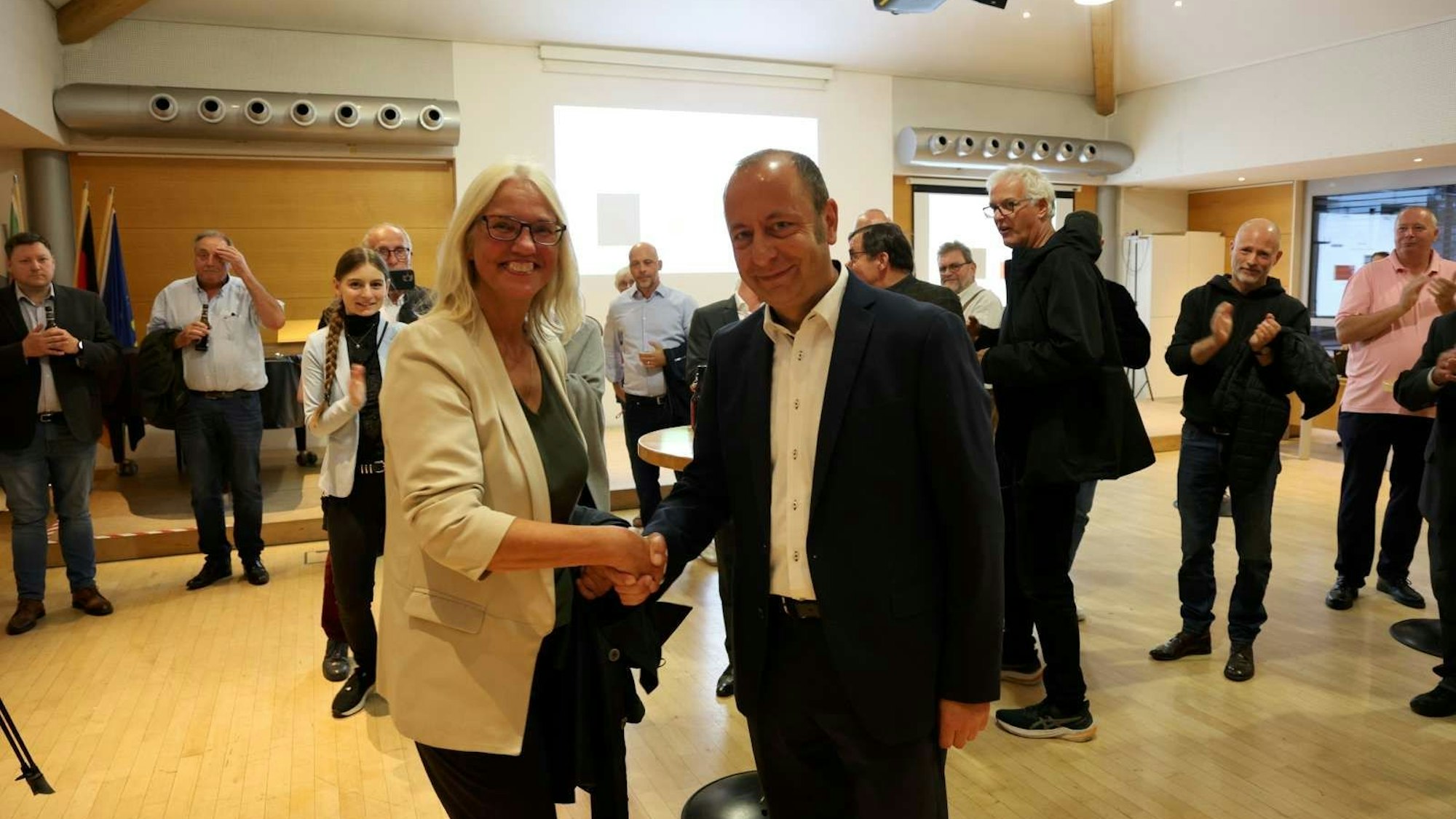 Claudia Wieja gratuliert Matthias Schmitz zu seinem Wahlsieg