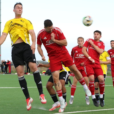 Das Bild zeigt den Abwehrspieler bei einem Kopfball nach einer Ecke.