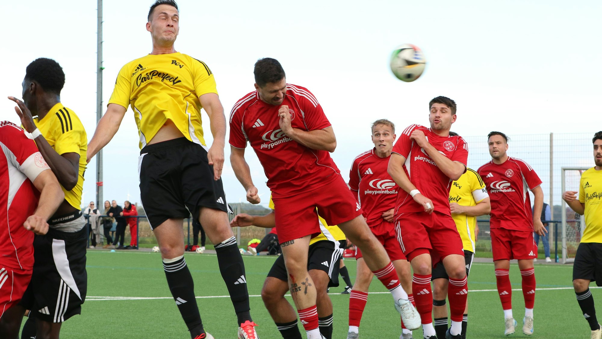 Das Bild zeigt den Kopfball vor dem vierten Zülpicher Treffer.