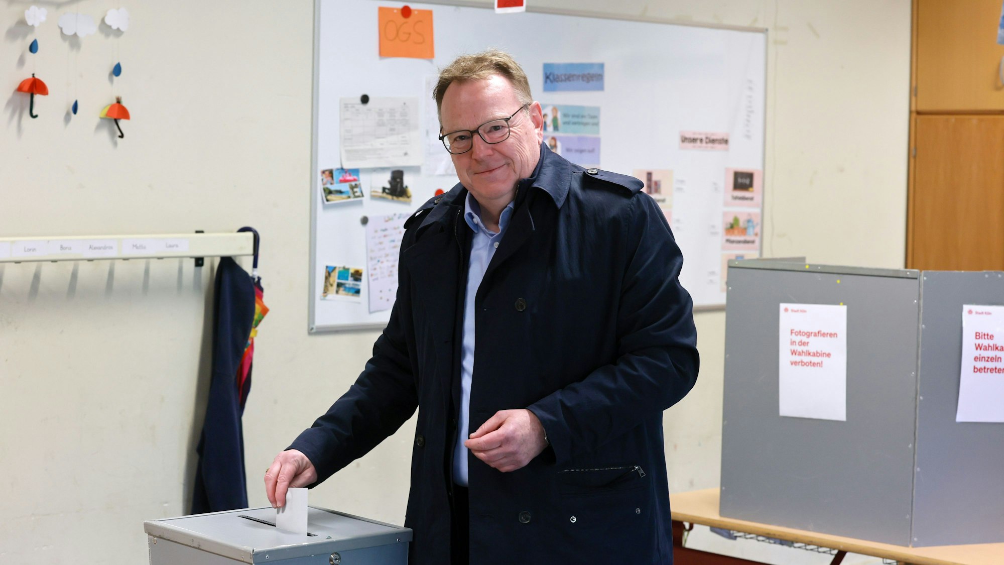 SPD-Bürgermeister-Kandidat Torsten Burmester bei seiner Stimmabgabe für die Stichwahl.