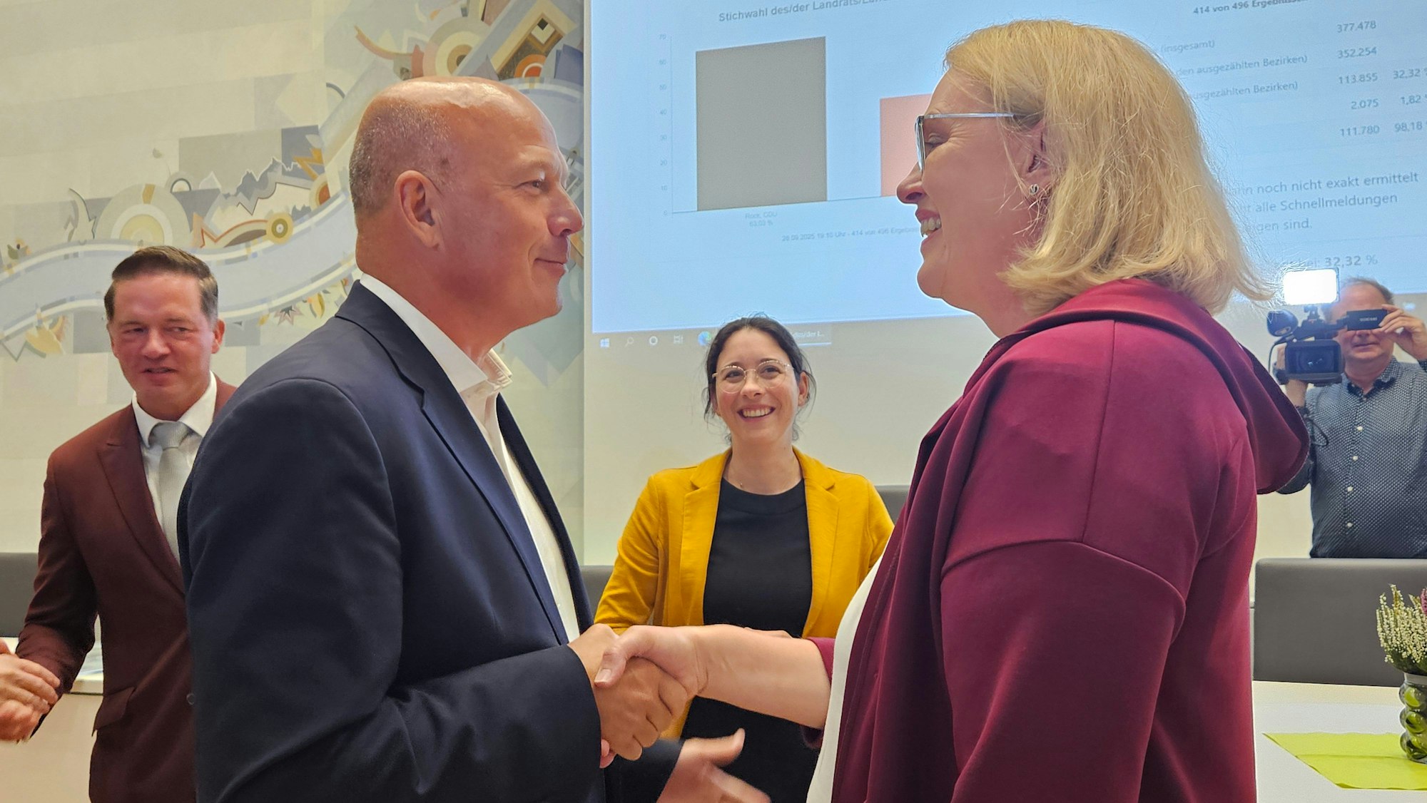 Frank Rock (CDU) bleibt im Amt. Herausforderin Iris Heinisch (SPD) gratulierte dem alten und neuen Landrat des Rhein-Erft-Kreises.